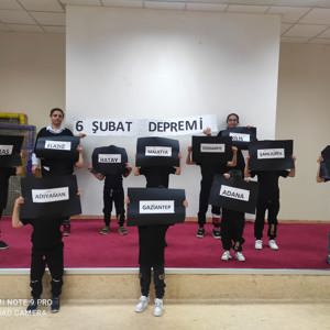 Minik kelebeklerimizin kalpleri bugün hepimizden büyük! Onlar acıyı da merhameti de çok iyi bilir... Çocuklarımızın 6 Şubat anma etkinliğinden.. - fotoğraf 1
