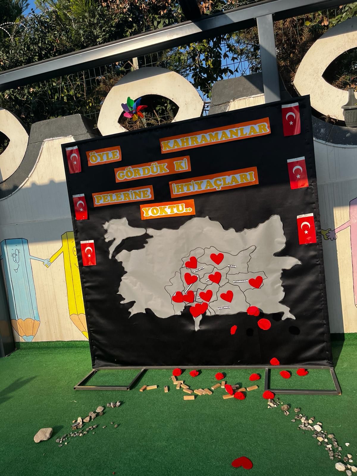 Bakanlığımıza bağlı Sevimli Mücitler Gündüz Bakımevi'mizde #AsrınFelaketi 6 Şubat Depremi kapsamında çocuklarımız depremden etkilenen 11 ilimize kalp bırakarak hayatlarını kaybeden vatandaşlarımızı andılar.    #SenVarOlÇocuk ❤️