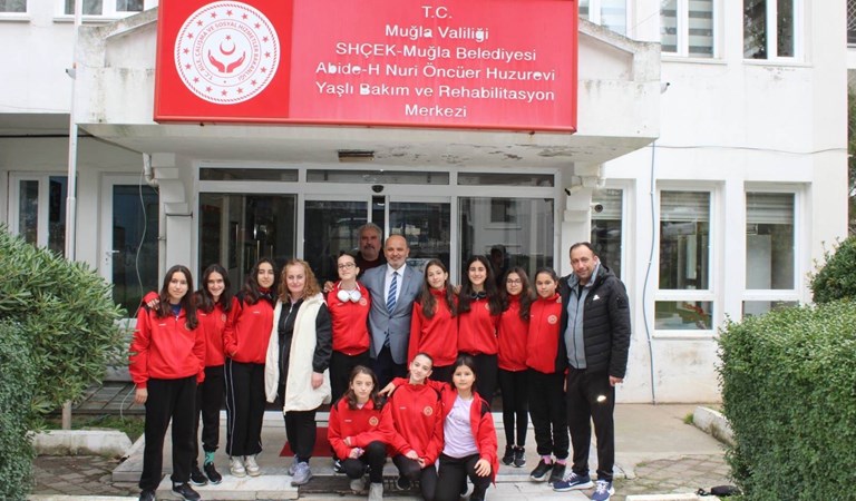 İl Müdürümüz Yakup KÜTÜK ve Isparta Iyaş Selçuklu Ortaokulu Voleybol takımı, Muğla Abide Hasan Nuri Öncüer Huzurevi'ni ziyaret ettiler.