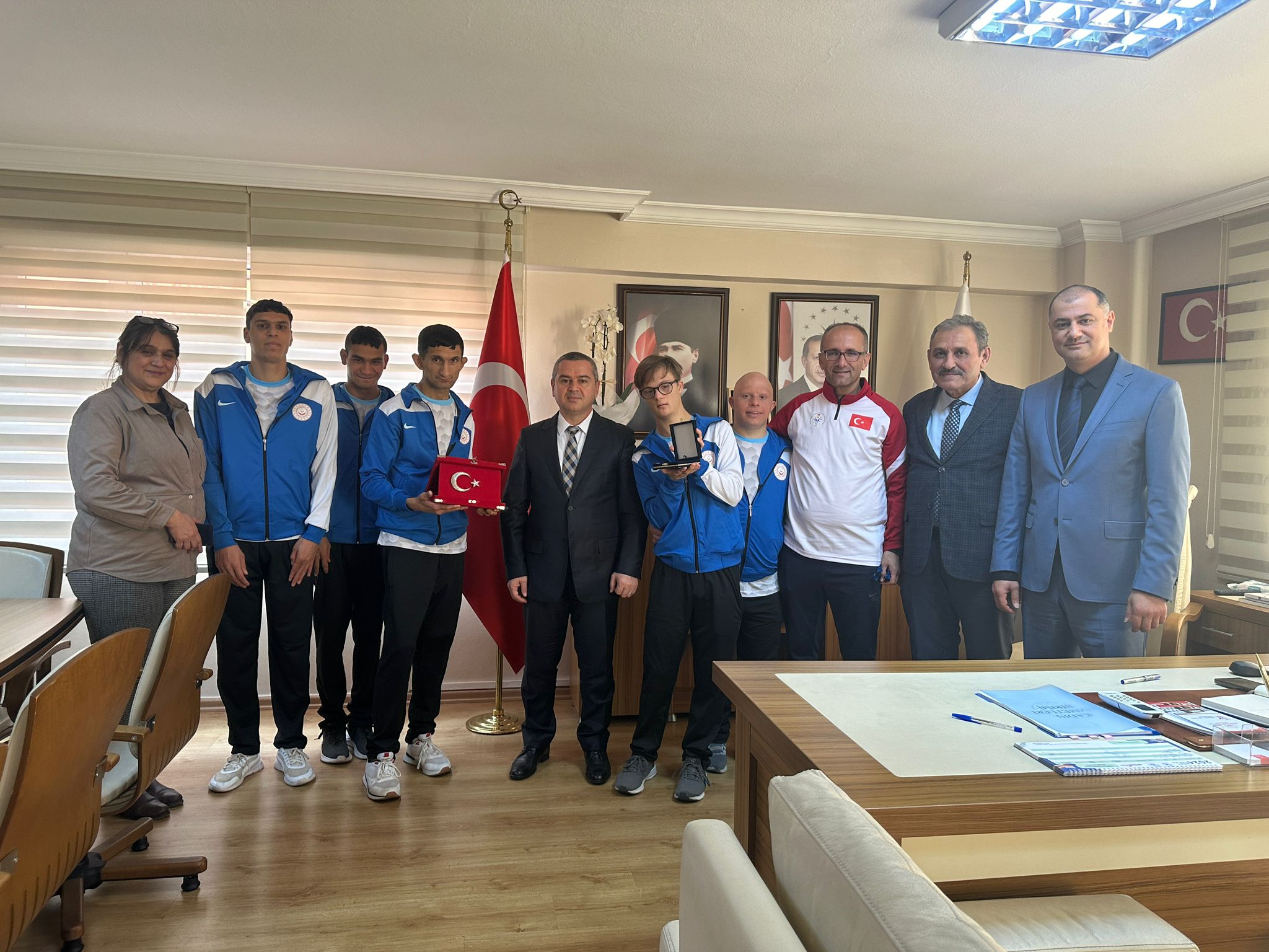 Özelsporcular Atletizm Milli Takımı seçmelerine hazırlanan #NihatSözmenRehabilitasyonBakımveAileDanışmaMerkezi'mizdeki özel bireylerimiz #MilliTakım seçmeleri öncesinde İl Müdürümüz Naci YILMAZ'ı ziyaret ederek hazırlıklar hakkında bilgi verdi.