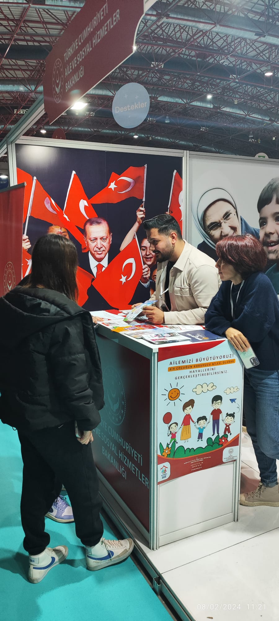 #DevletTeşvikleriTanıtımGünleri kapsamında CNREXPO'da Bakanlığımızın Sosyal Hizmet Modellerini tanıttığımız standımız, kadınlarımızın yaptığı el emeği ürünler ve tablolar ile birlikte 2. gününde tüm birimlerimizle devam ediyor.