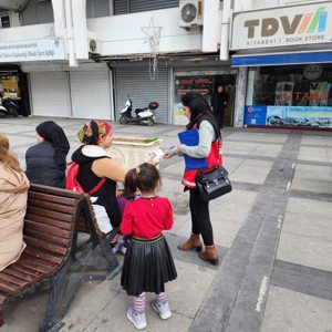 #AkdenizSHM Mobil Ekiplerimizce, ilçenin işlek noktalarında ‘’#ÇocukHakları ve #Çocukİşçiliği’’ ile ilgili rehberlik yapılarak broşür dağıtımı gerçekleştirildi.  - fotoğraf 2