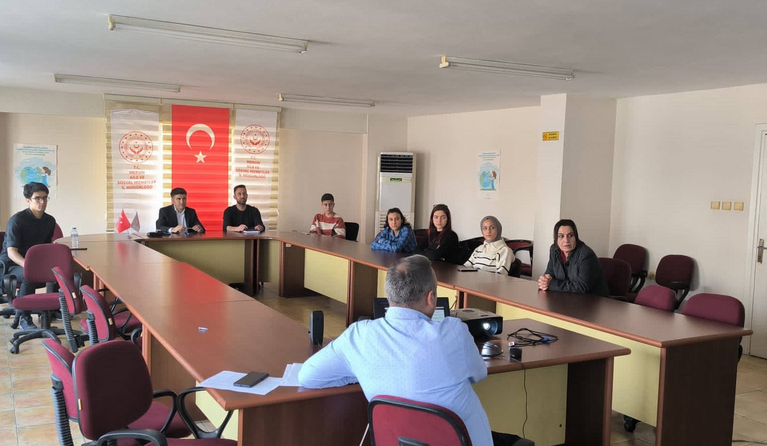 İl Müdürlüğümüz Çocuk Hizmetleri Birimimiz tarafından Kurum bakımından ayrılan, kamu kurumlarına atamaları yapılan gençlerimize “İş Hayatına Uyum Semineri” düzenlendi.   Çalışma hayatlarında gençlerimize başarılar dileriz.