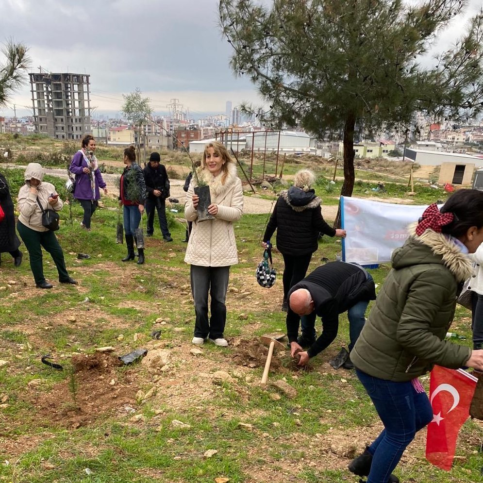 #MersinGündüzlüBakımveAktifYaşamMerkezi'mizin Yetişkin-Çocuk Buluşması Projesi hayata geçti.  20 çocuk ve 65 yetişkinin katıldığı etkinlikte soğuk hava şartlarına rağmen 100 adet fidan dikildi.👏🌱  📍Toroslar Anıttepe Hatıra Ormanı