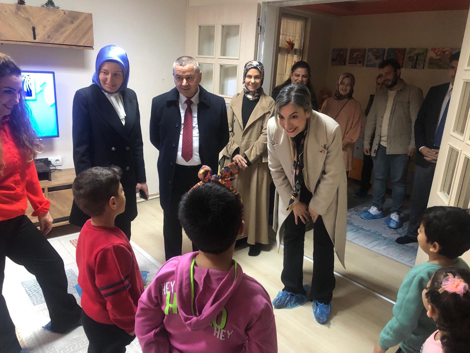 Aile Yanında Destek Hizmetleri Daire Başkanı Çiğdem ÜNLÜ ÇEBER ve İl Müdürümüz Naci YILMAZ, #DavultepeÇES'imizi ziyaret ederek hem çocuklarımızla bir araya geldiler hem de #KoruyucuAile birimimizdeki meslek elemanlarıyla görüştüler.