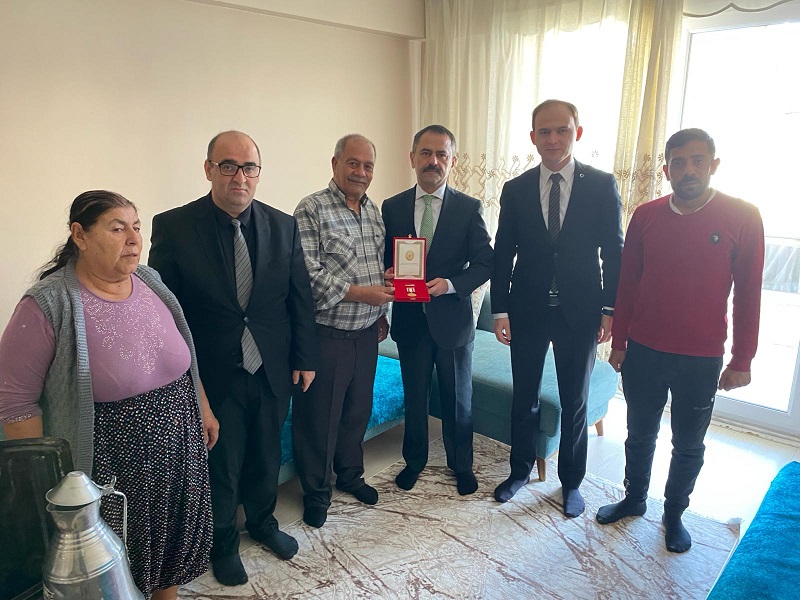 Çanakkale Valiliği Himayesinde İl Müdürlüğümüz Koordinesinde Kuzey Kıbrıs Türk Cumhuriyeti Tarafından Kıbrıs Barış Harekâtının 45'inci Yılında Çanakkale Kıbrıs Gazilerine Verilmek Üzere Gönderilen Kıbrıs Barış Harekâtı Milli Mücadele Madalya Ve Berat’ı Kıbrıs Gazisi Muzaffer PURÇU’ya Tevcih Edildi.