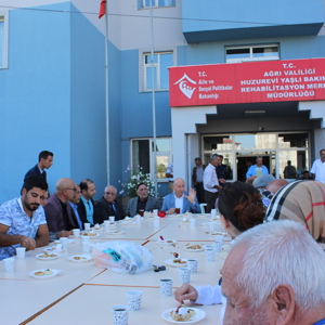 Ağrı Huzurevi Yaşlı Bakım Ve Rehabilitasyon Merkezi Müdür Yardımcısı  iken İzmir Aile, Çalışma ve Sosyal Hizmetler İl Müdürlüğü’ne atanan Yusuf Devran ABDİOĞLU  için Huzurevi Müdürlüğü tarafından veda programı düzenlendi. - fotoğraf 3