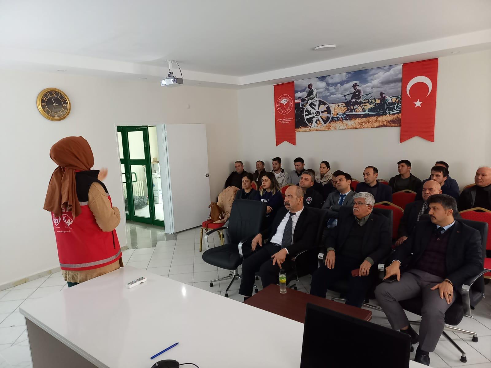 #TarsusSHM, Çamlıyayla Kaymakamımız Fatih ADIGÜZEL'in katılımıyla Çamlıyayla ilçesinde görev yapan kamu personellerine yönelik ''Kadına Yönelik Şiddetle Mücadele, #KADES ve  #Alo183'' konularında eğitim verdi.