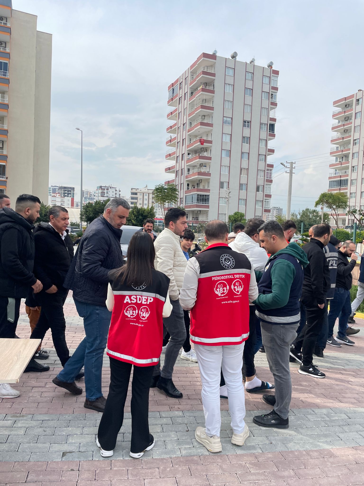 #MezitliSHM Mobil Ekibimizce, Yeni Mahalle Mescidi Aksa Camii cuma namazı çıkışında #ÇocuklarGüvende kapsamında sokağın tehlikelerine karşı çocukların korunması amacıyla farkındalık ve bilgilendirme çalışmaları gerçekleştirildi.