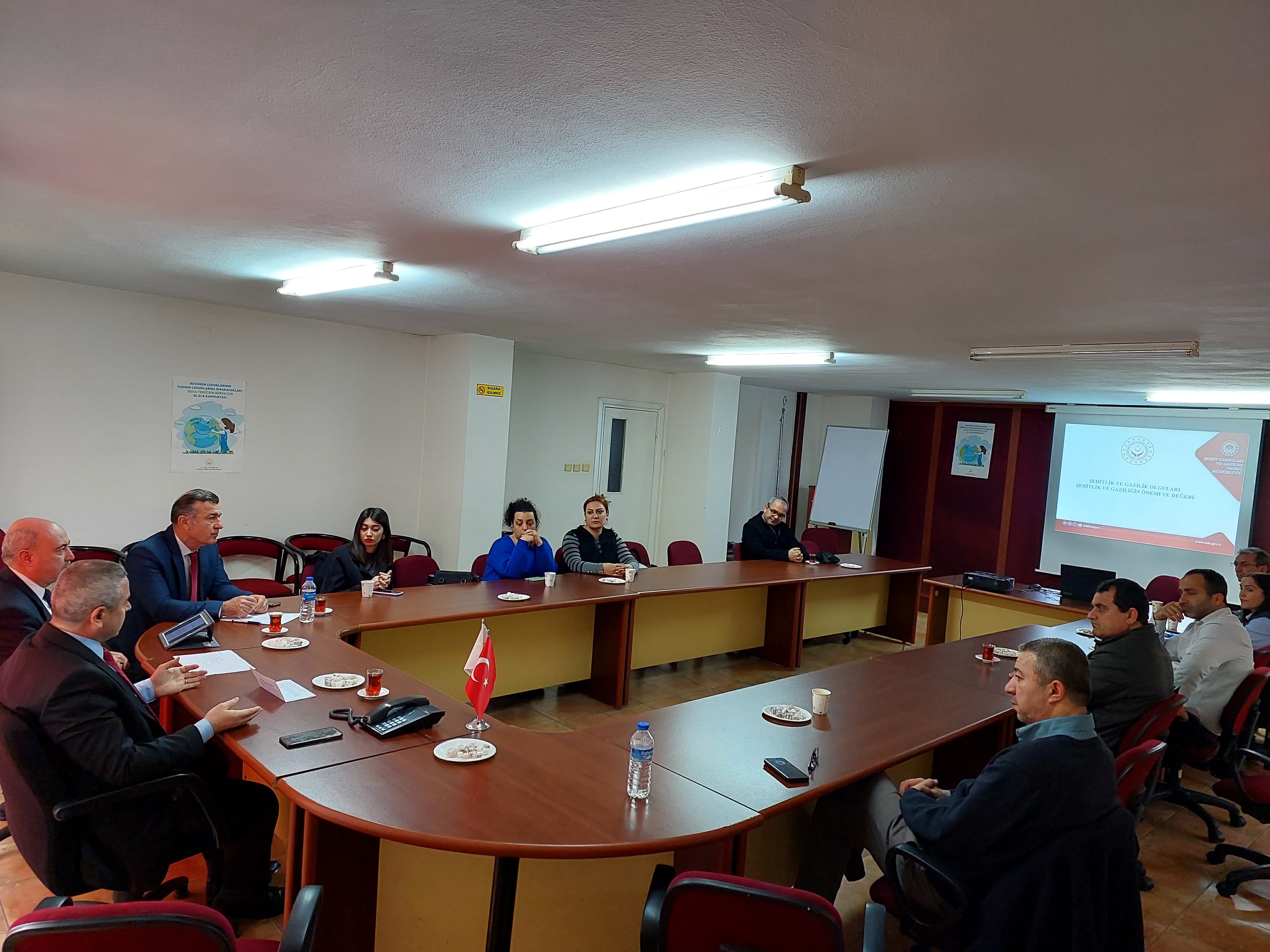 İl Müdürümüz Naci YILMAZ ve İl Müftülüğü'nden Uzm.Vaiz Dr.Mustafa KUMRU'nun katılımı ile ''Gaziler ile Gazi Yakınlarına Hak Sahipliğinden Kamu Kurumlarına Atama Teklifi Yapılan Personele Yönelik İstihdam Öncesi Oryantasyon Eğitimi'' verildi. 