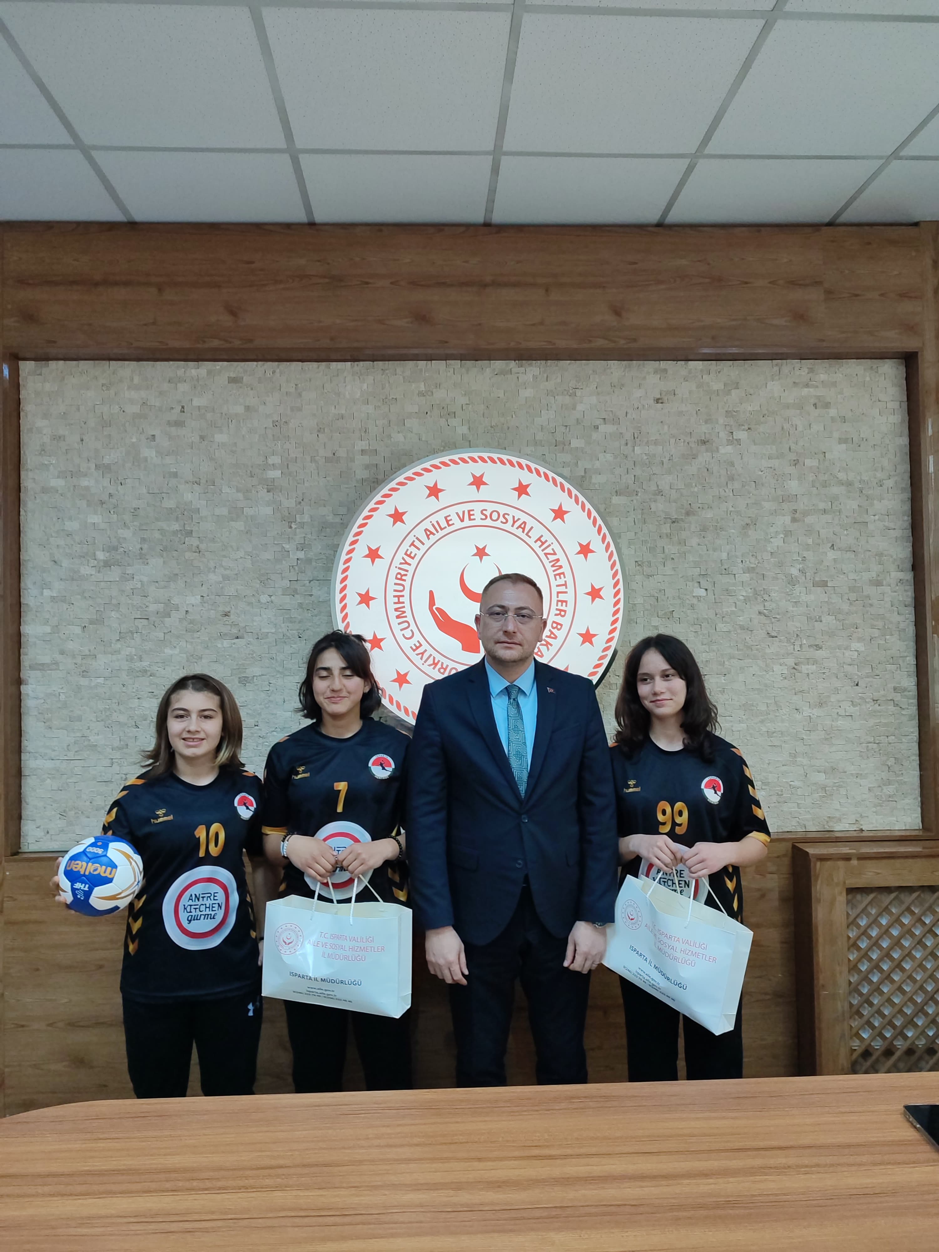 İl Müdürümüz Hüseyin GÜÇLÜ , Bakanlığımıza Bağlı Aile ve Sosyal Hizmet Spor kulübü Hentbol Takımımız ile Bir Araya Geldi