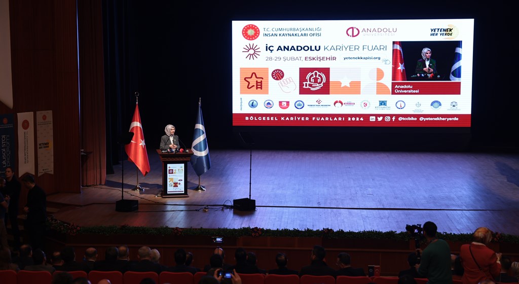 Bakanımız Mahinur Özdemir Göktaş, Eskişehir'de İç Anadolu Kariyer Zirvesi'ne Katıldı