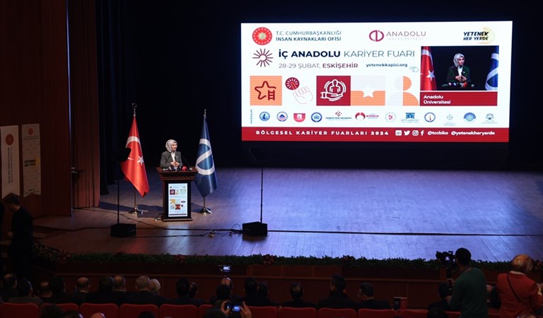 Bakanımız Mahinur Özdemir Göktaş, Eskişehir'de İç Anadolu Kariyer Zirvesi'ne Katıldı