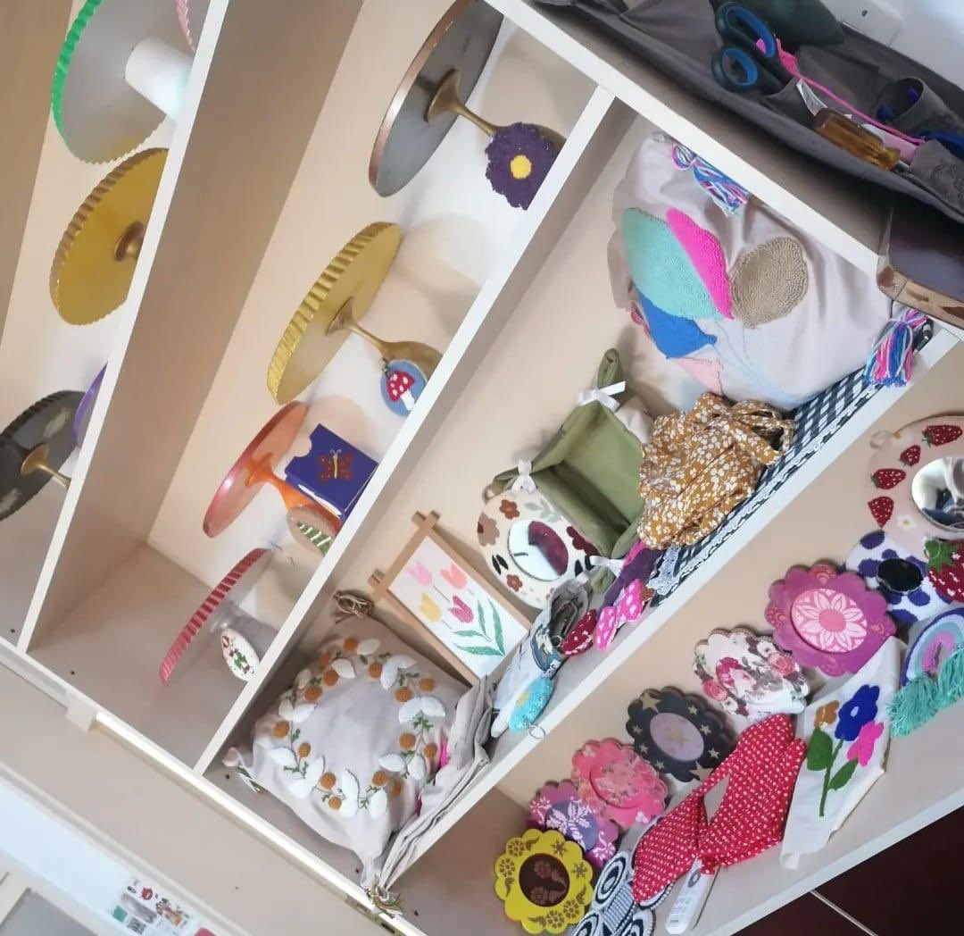 Kadın istihdamının desteklenmesi ve teşvik edilmesi amacıyla faaliyet gösteren kuruluşlarımızın arasında yer alan Anamur Aile Destek Merkezi’miz kursiyerlerinin el emeği göz nuru eserlerinden🌸 Kadın istihdamına zemin hazırlayan her adımı destekliyoruz. 