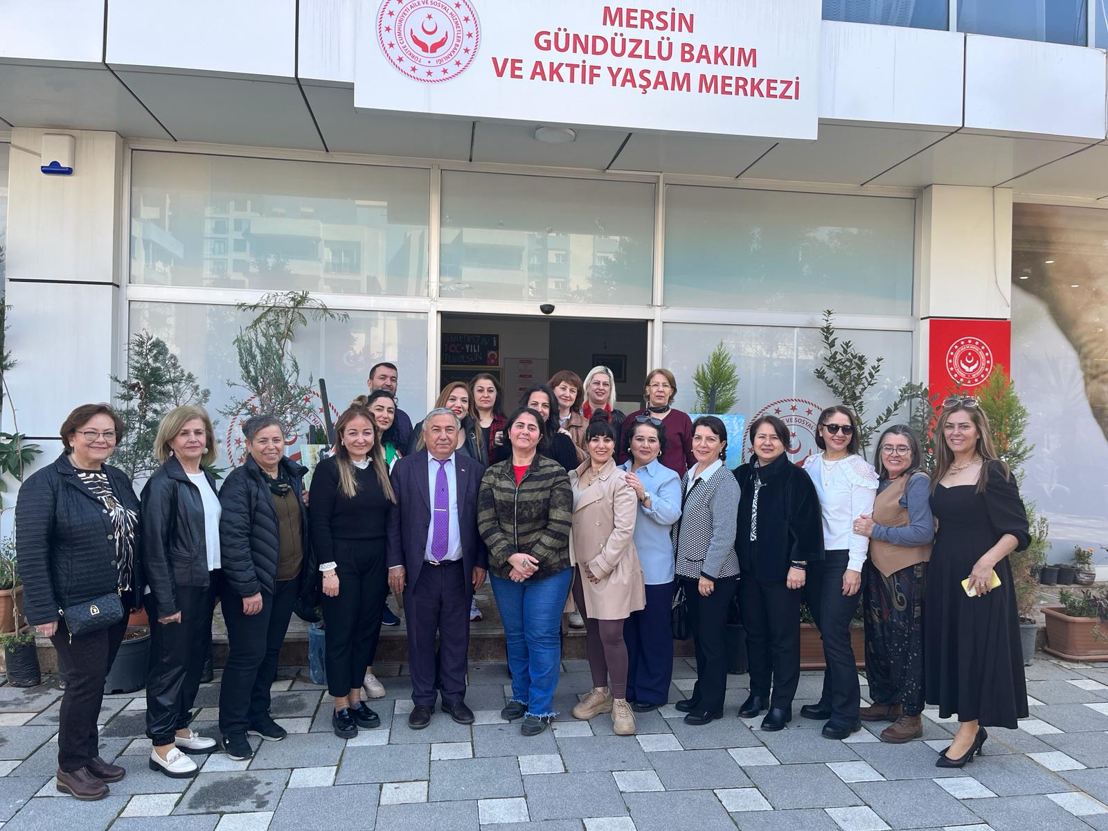 #MersinGündüzlüBakımveAktifYaşamMerkezi'mizde bugün kulaklarımız şenlendi.  40 kişilik ekipleriyle gönüllü akademisyenlerimiz, yetişkinlerimize müzik ziyafeti sundu. Verilen konserde elleri öpülesi büyüklerimiz doyasıya eğlendi.