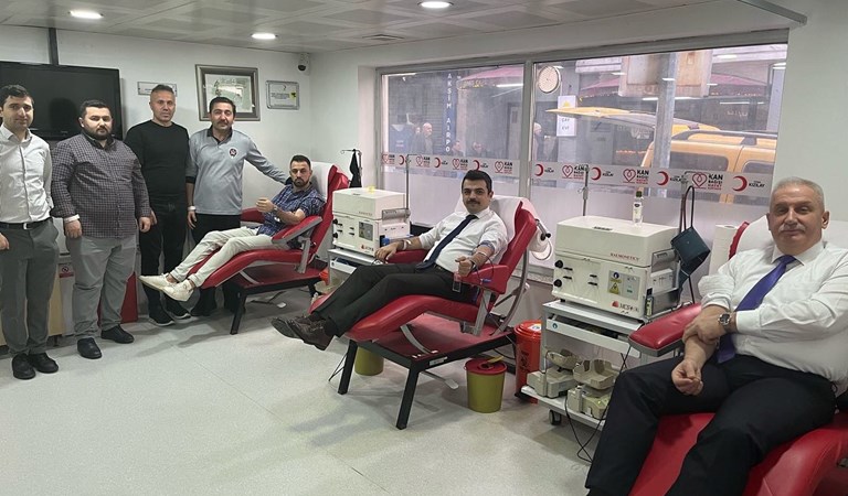 Samsun Aile ve Sosyal Hizmetler İl Müdürü ve Personeli, Kızılay'a Kan Bağışında Bulundu