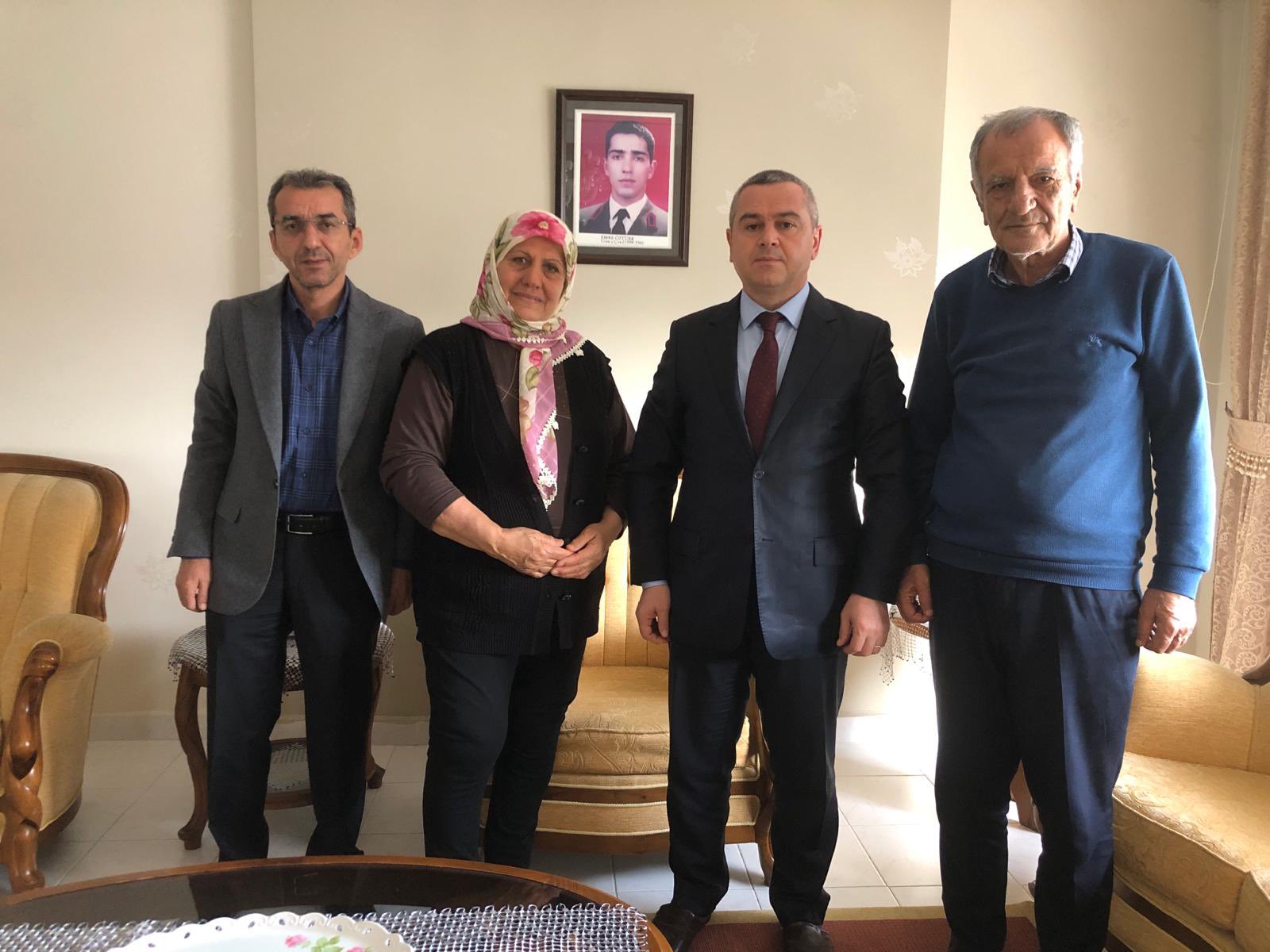 2001 yılında Hatay Kumru Sınır Kapısı’nda görev sırasında yaşanan trafik kazası sonucu vefat eden Aziz Şehidimiz J.Uzm.Çavuş Emre ÖZTÜRK’ün bizlere emaneti kıymetli ailesini İl Müdürümüz Naci YILMAZ ile ziyaret ettik.  