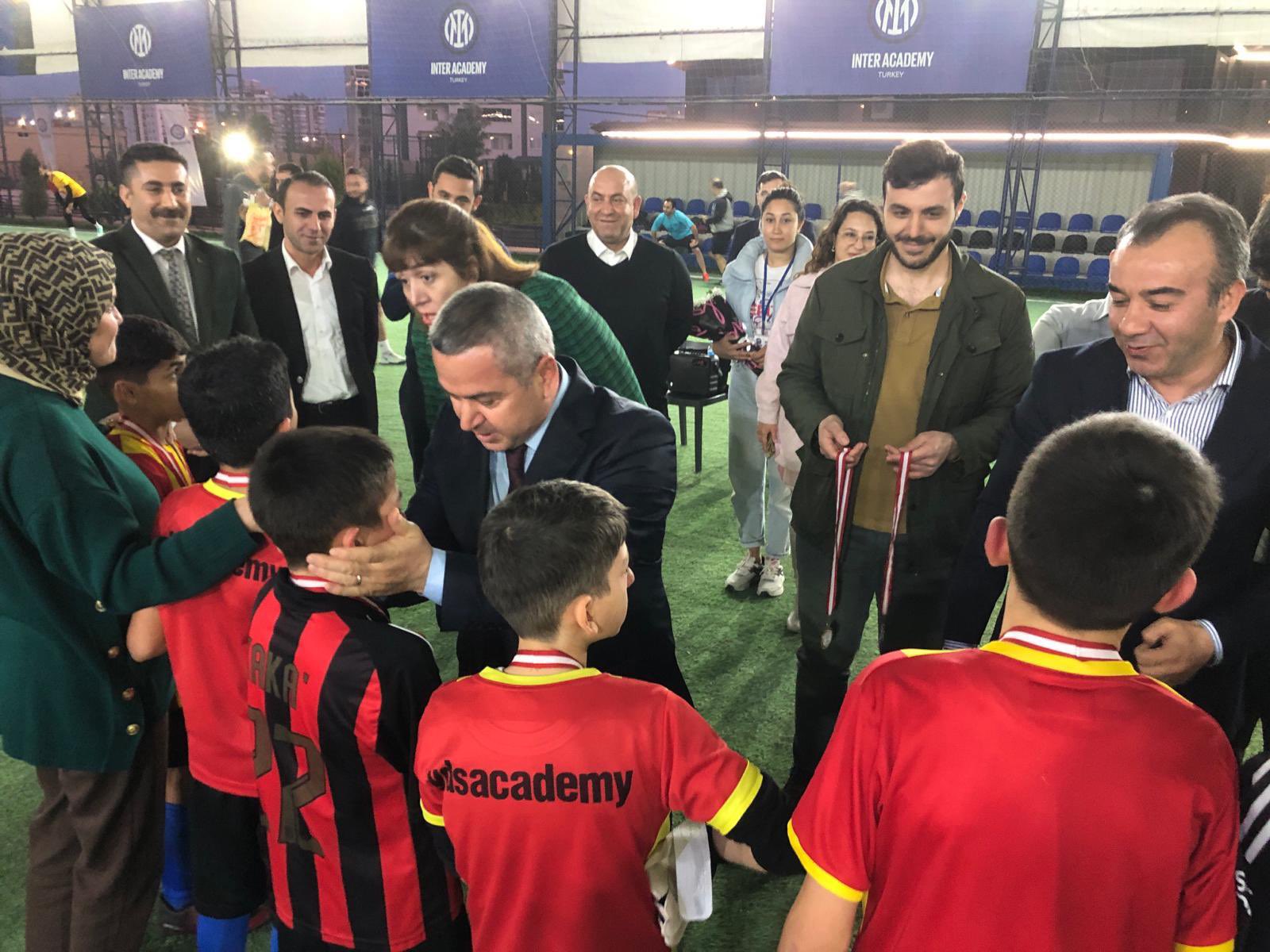 #MersinÇEKOM ve  ÇESler arasında gerçekleşen futbol turnuvasının finali Sn.Kaymakamımız Alp Eren Yılmaz ve İl Müdürümüz Naci Yılmaz’ın katılımıyla gerçekleştirildi.Turnuva sonunda çocuklarımıza kupa ve madalyalar takdim edildi. Tebrikler çocuklar ❤️🌸