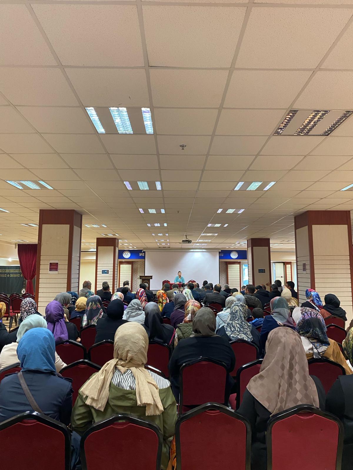 #8MartDünyaKadınlarGünüEtkinlikleri kapsamında; #YenişehirSHM tarafından Yenişehir İlçe Müftülüğü personellerine yönelik ''6284 Sayılı Kanun, #ALO183, Erken Yaşta ve Zorla Evliliklerle Mücadele'' hakkında eğitim düzenlendi. 