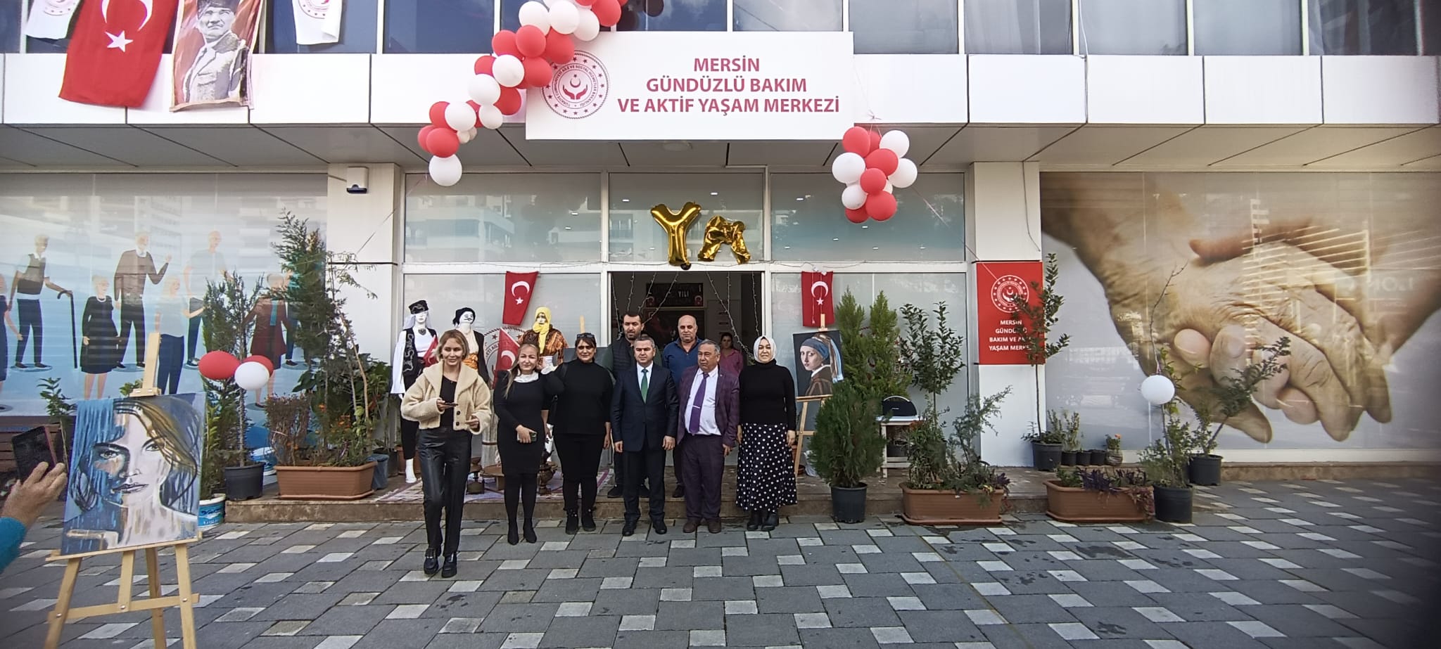 İl Müdürümüz Naci YILMAZ, #MersinGündüzlüBakımveAktifYaşamMerkezi'mizin geçmişten günümüze bu topraklarda can bulan #YörükKültürü'nü yaşattığı Yörük Çadırı Projesini ziyaret ederek elleri öpülesi büyüklerimizle bir araya geldi.