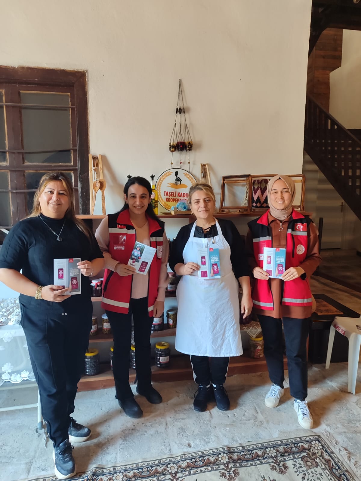 Kadınlara istihdam sağlamak, sosyal anlamda  yetkinleşmek ve karşı karşıya oldukları zorluklar için ortak çözümler bulmak amacıyla en küçük ölçekliden en büyük ölçekli kooperatiflere kadar tüm emektar ve girişimci kadınlarımızı destekliyoruz. 
