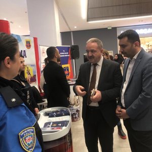 Kadın alanında çalışan Kamu Kurumları,Sivil Toplum Kuruluşlarının biraraya geldiği Alışveriş Merkezindeki bilgilendirme sergisi düzenlend. - fotoğraf 2