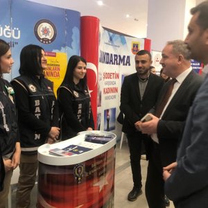 Kadın alanında çalışan Kamu Kurumları,Sivil Toplum Kuruluşlarının biraraya geldiği Alışveriş Merkezindeki bilgilendirme sergisi düzenlend. - fotoğraf 4