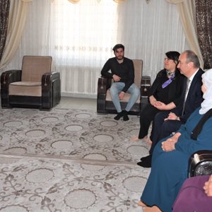 8 Mart Dünya Kadınlar Günü’nde  M. Siraç Emek'in, Annesi Gazal Emek'i ziyaret - fotoğraf 1