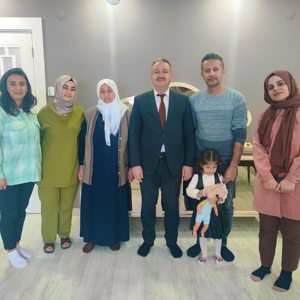 İl Müdürümüz Mehmet Zeki Eryarsoy 8 Mart Dünya Kadınlar Günü’nde  Savaş Sevim‘i ve Annesi Emine Sevim’i ziyaret etti. - fotoğraf 2