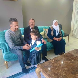 İl Müdürümüz Mehmet Zeki Eryarsoy 8 Mart Dünya Kadınlar Günü’nde  Savaş Sevim‘i ve Annesi Emine Sevim’i ziyaret etti. - fotoğraf 1