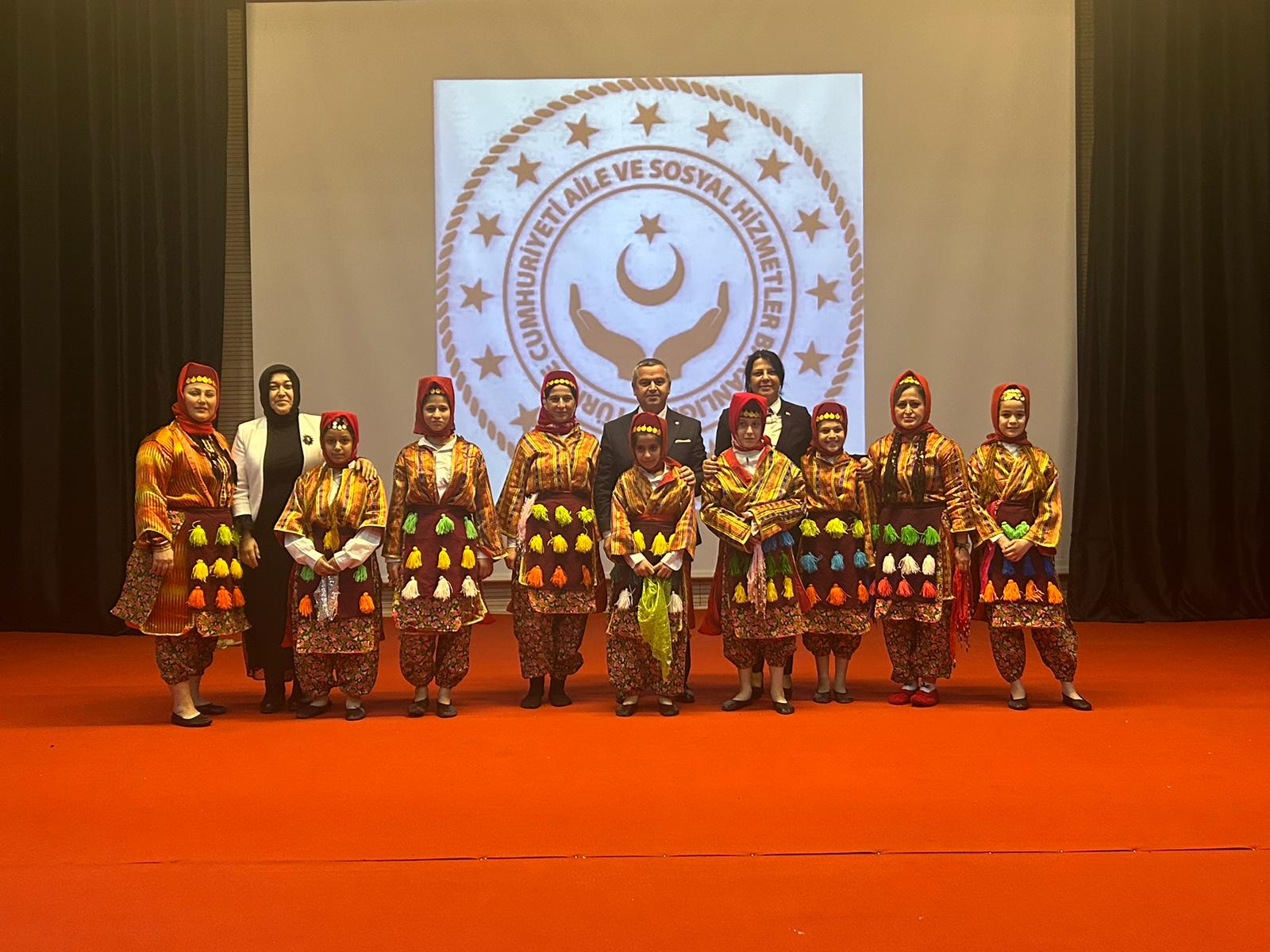 Yunus Emre Kültür Merkezi'nde gerçekleşen #8MartDünyaKadınlarGünü programımızda kadınlarımızın el emeklerinden oluşan sergimiz yerini alırken, #GeleceğinGüçlüKadınları canımız çocuklarımızın #SilifkeYöresi Halk Oyunları gösterisi bizleri gülümsetti.