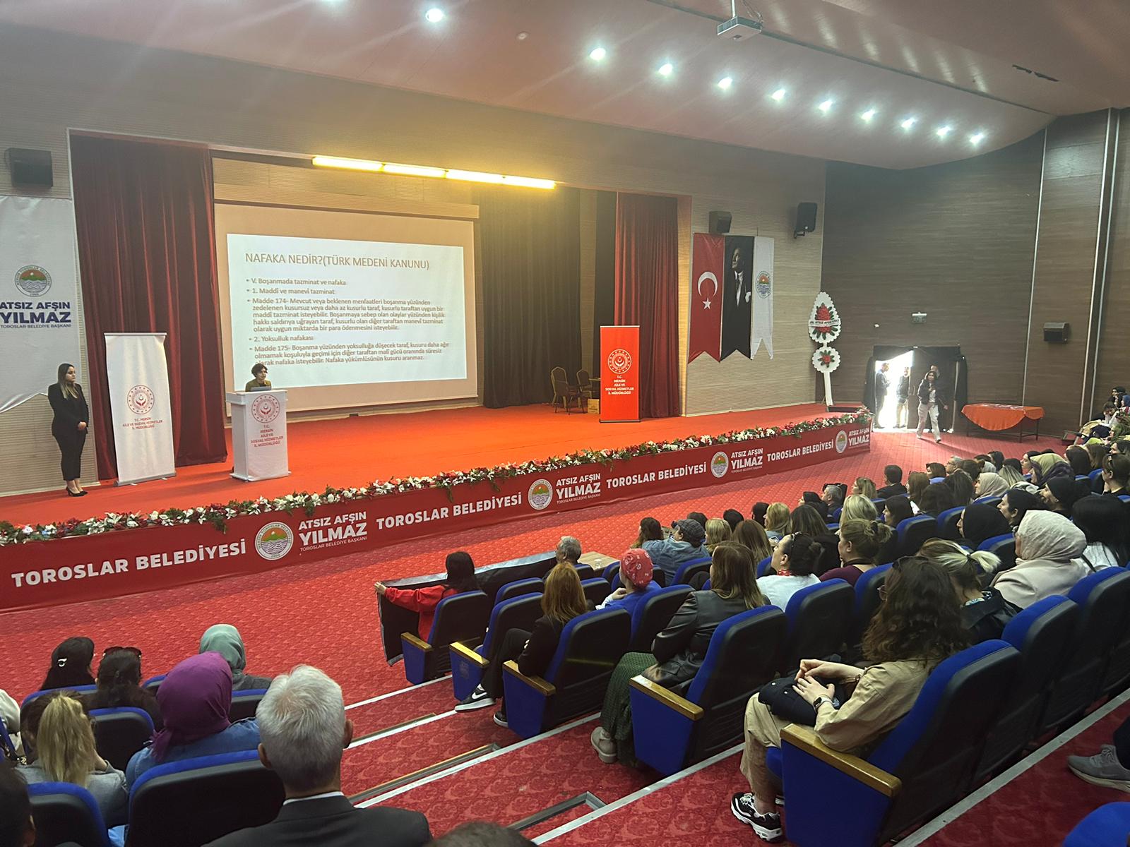 İl Müdürümüz Naci YILMAZ'ın açılış konuşmasıyla başlayan #8MartDünyaKadınlarGünü programımızda kadınlarımızın ücretsiz yararlanabilecekleri #ŞÖNİM,Konukevleri,Hukuk gibi hizmetlerimiz ve İŞKUR desteklerinden bahsedilerek vatandaşlarımız bilgilendirildi.