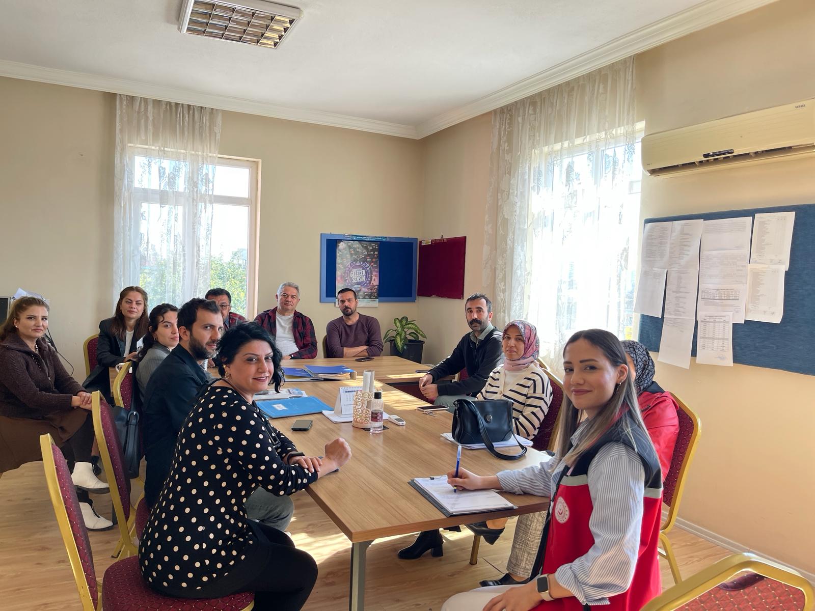 #MezitliSHM Okul Mobil Ekiplerimizce, Tece Cumhuriyet İlkokulu ve Ortaokulu, Tece Hacı Hatun Cüne İlkokulu ziyaret edildi. Okul idaresi ve sınıf öğretmenlerine yönelik ''Sosyal Hizmet Modelleri'' hakkında bilgilendirme ve rehberlik çalışmaları yapıldı.