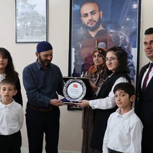 "Aziz Hatıralarımıza Vefa Projesi" Kapsamında Çini Plaketler Şehitlerimizin Kıymetli Ailelerine Teslim Edildi. - fotoğraf 6