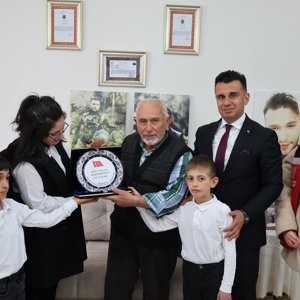 "Aziz Hatıralarımıza Vefa Projesi" Kapsamında Çini Plaketler Şehitlerimizin Kıymetli Ailelerine Teslim Edildi. - fotoğraf 7