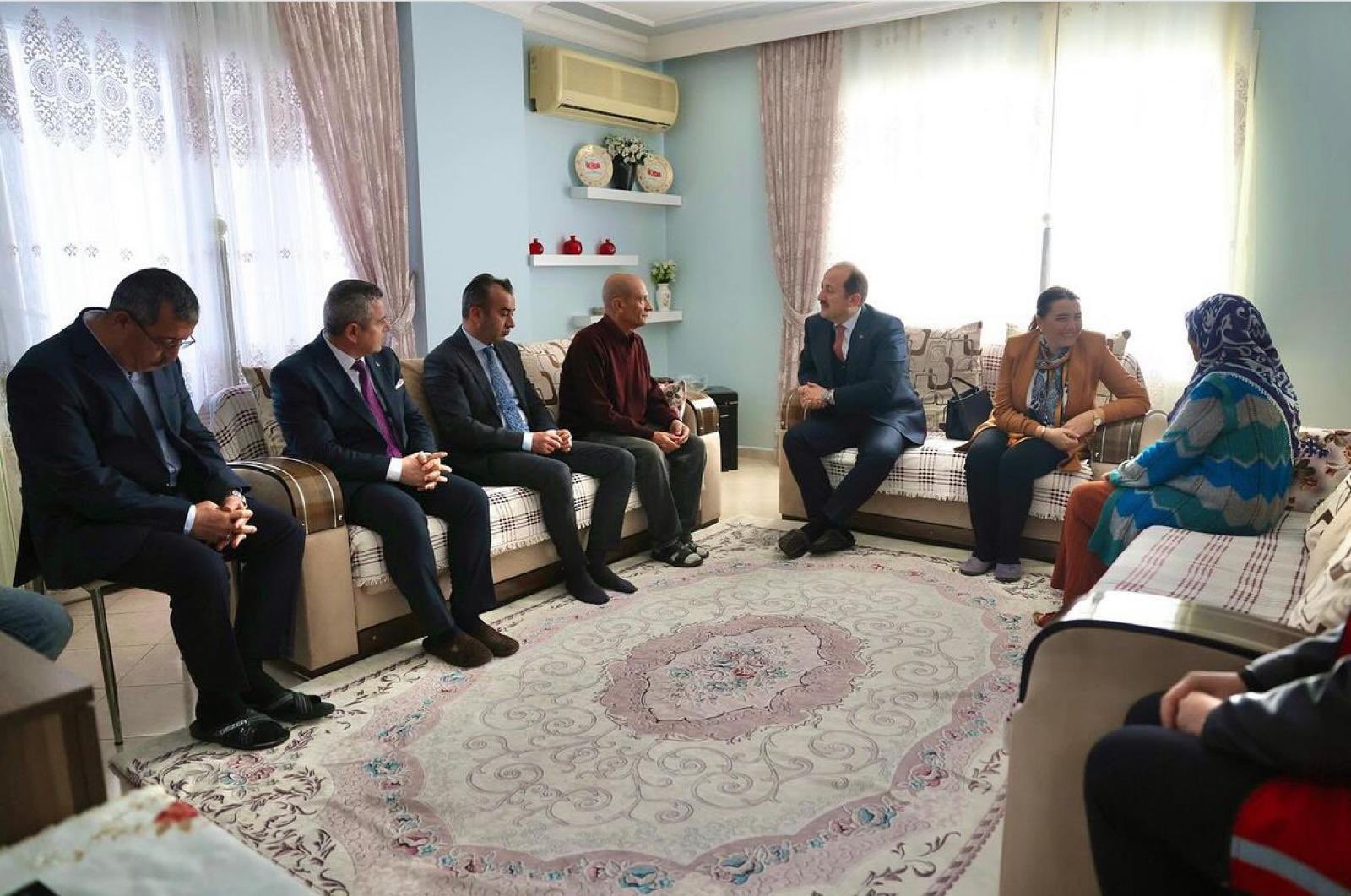 18 Mart Çanakkale Zaferi’nin vesilesiyle 2012 yılında Şırnak’ta çıkan çatışmada Şehit olan Polis Ahmet Toprakoğlu’nun kıymetli ailelerini Valimiz Sn Ali Hamza Pehlivan, kıymetli eşi ve Mezitli Kaymakamı Alp Eren YILMAZ ile ziyaret ettik. 