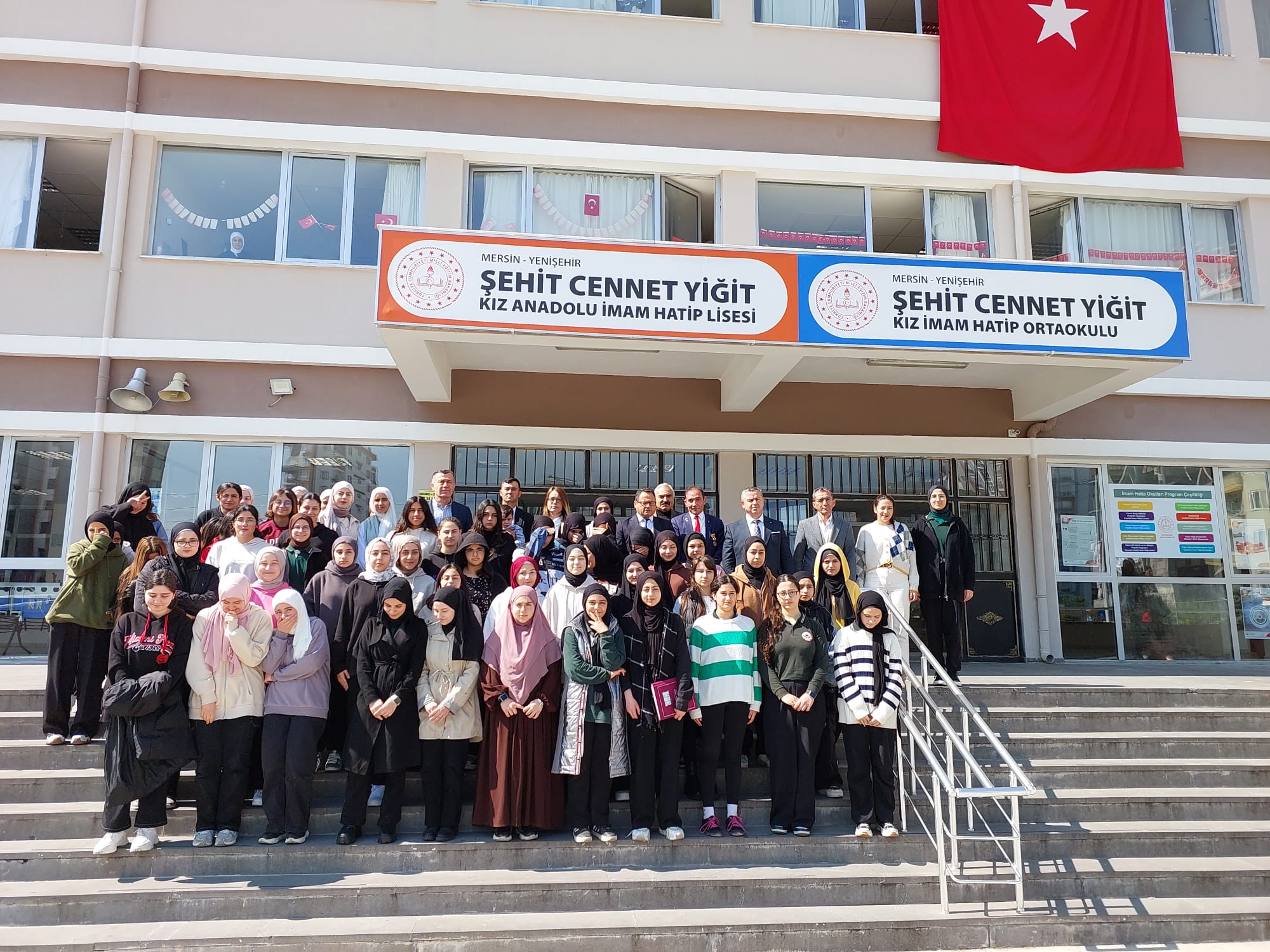 Cumhuriyetimizin100.Yılı #18MartŞehitleriAnmaGünü #VatanVeKahramanlıkBuluşmaları etkinliğinde gazi Fatih TUNCER ve Şehit Y.Kasım TÜZEL,#ŞehitCennetYiğitKızAnadoluİmamHatipLisesi öğrencileri ile bir araya gelerek kahramanlık hikayelerini aktardılar.