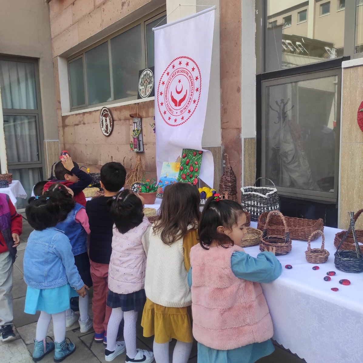 #YaşlılaraSaygıHaftası kapsamında #GeleceğimizinTeminatları çocuklarımız #ErdemliHuzurevi'ne götürülerek yaşlılarımızın el emeği göz nuru ortaya çıkardıkları sergiyi gezdiler ve yaşlılarımız ile keyifli vakit geçirdiler. 