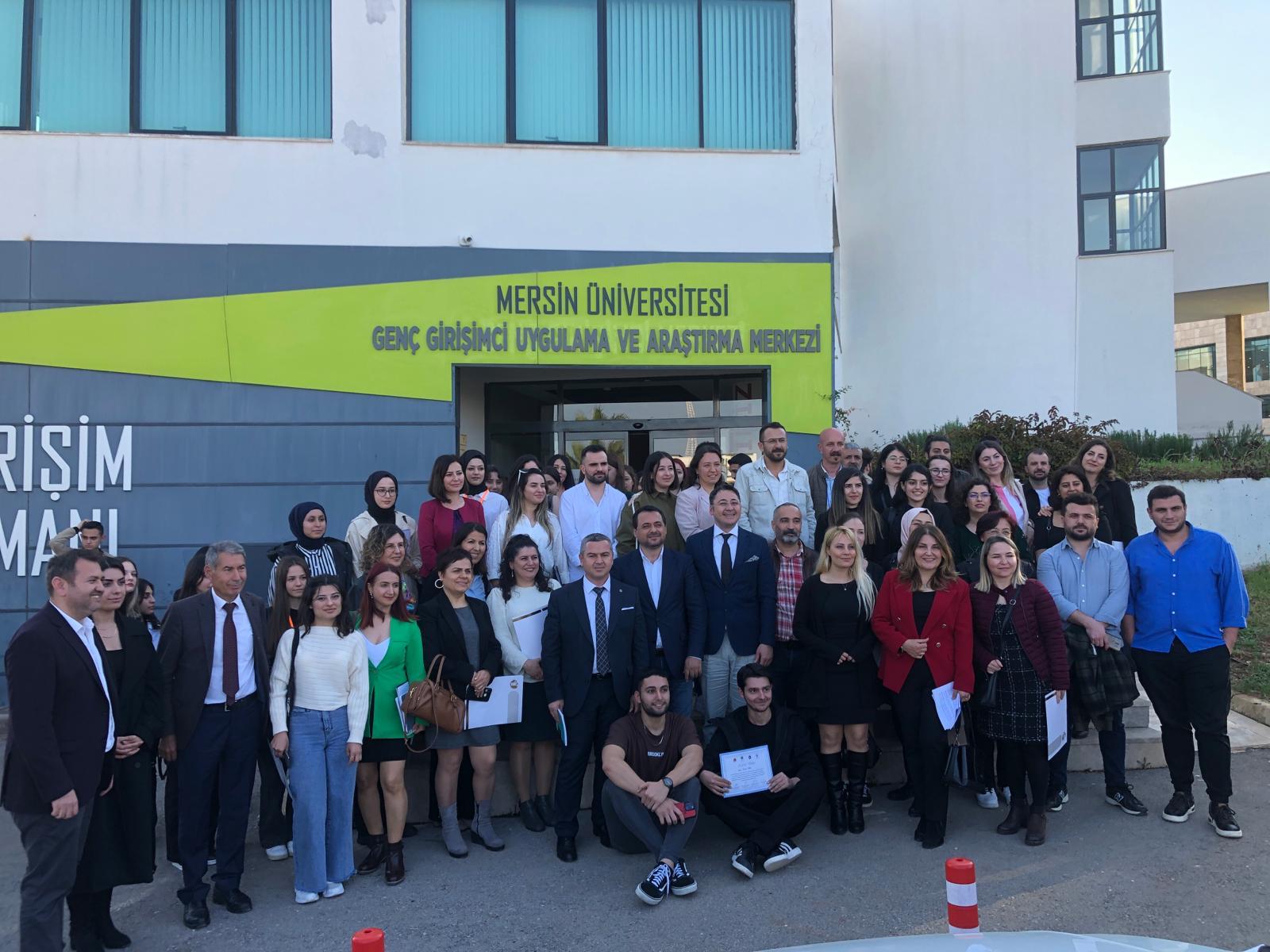 İl Müdürümüz Naci YILMAZ'ın katılımıyla ,Mersin Üni, Çağ  Üni., Tarsus Üni. ve SHUDER'in birlikte düzenlediği #DünyaSosyalHizmetGünü Çalıştayı'nda sosyal sorunlar-ihtiyaçlar kapsamında  ''Sosyal Hizmet Uzmanı-Öğrenci Buluşması gerçekleştirildi.