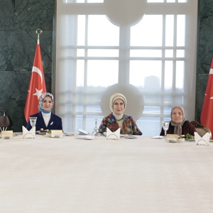 Emine Erdoğan Hanımefendi ve Bakanımız Mahinur Özdemir Göktaş huzurevi sakinleri ile iftarda buluştu - fotoğraf 1
