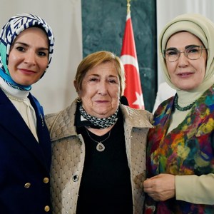 Emine Erdoğan Hanımefendi ve Bakanımız Mahinur Özdemir Göktaş huzurevi sakinleri ile iftarda buluştu - fotoğraf 2