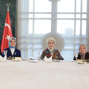 Emine Erdoğan Hanımefendi ve Bakanımız Mahinur Özdemir Göktaş huzurevi sakinleri ile iftarda buluştu - fotoğraf 1