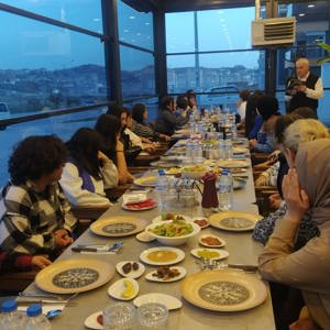 Sayın Valimiz Mehmet MAKAS, eşi Elif MAKAS Hanımefendi ve İl Müdürümüz Sayın Çiğdem AÇIKYILDIZ KAZEL Çocuklarımız ile iftar sofrasında bir araya geldiler. - fotoğraf 1