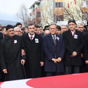  Cumhurbaşkanı Yrd. Sn. Cevdet YILMAZ, Sn. Valimiz Ahmet Hamdi USTA, Mv. Sn. Feyzi Berdibek , Sn. Zeki Korkutata, İl Müdürümüz Abdulbari AKSOY, Şehit Tabip Teğmen Hulusi Elçi'nin cenaze törenine katıldılar. - fotoğraf 5
