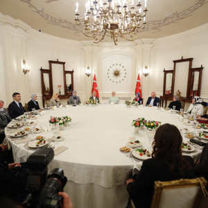 Emine Erdoğan, Gönül Elçileri koruyucu ailelerimiz ve vali eşleriyle iftarda bir araya geldi - fotoğraf 4