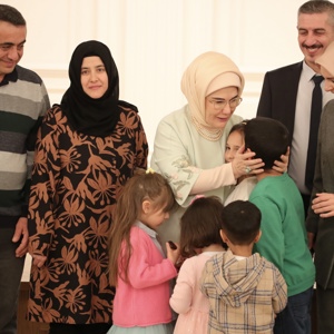 Emine Erdoğan Hanımefendi ve Bakanımız Mahinur Özdemir Göktaş “Gönül Elçileri” ile İftar Programına Katıldı - fotoğraf 2