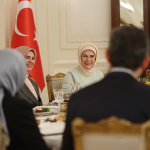 Emine Erdoğan Hanımefendi ve Bakanımız Mahinur Özdemir Göktaş “Gönül Elçileri” ile İftar Programına Katıldı - fotoğraf 3