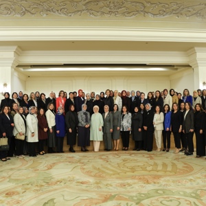 Emine Erdoğan Hanımefendi ve Bakanımız Mahinur Özdemir Göktaş “Gönül Elçileri” ile İftar Programına Katıldı - fotoğraf 4