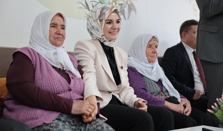 Aile ve Sosyal Hizmetler Bakanımız Göktaş, Uşak'ta kadınlarla halı dokudu, yaşlılarla ilahi söyledi