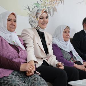 Aile ve Sosyal Hizmetler Bakanımız Göktaş, Uşak'ta kadınlarla halı dokudu, yaşlılarla ilahi söyledi - fotoğraf 1